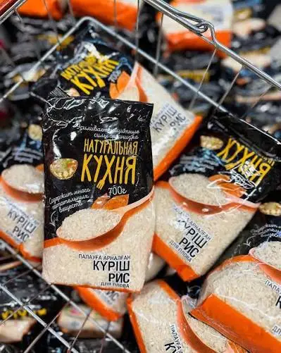 Дүкен себетіндегі «Натуральная Кухня» палауға арналған күріш қаптамалары